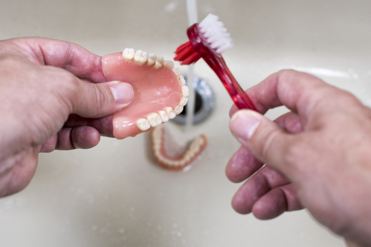 Picture cleaning of the denture